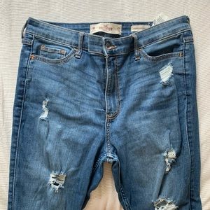 hollister jeans !
